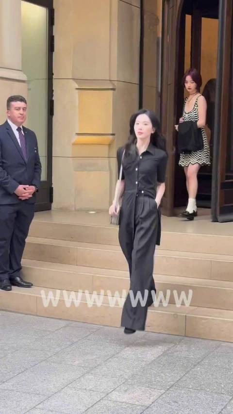 刘诗诗Celine巴黎时装周生图，一身黑好干练！整个人瘦得只有薄薄一片
