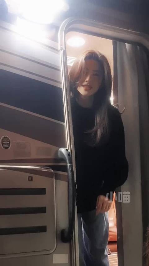 朱珠回应粉丝调侃自称不会营业，隔窗比心互动