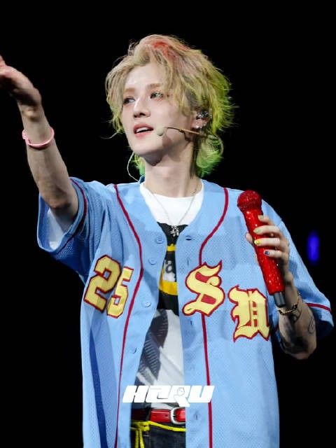 就这样飞吻了又害羞啊啊啊啊啊啊这个鹿晗完全是狐狸