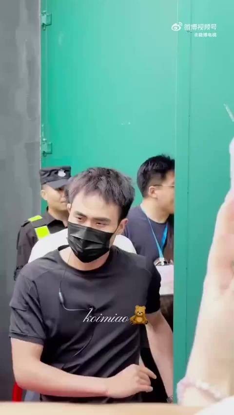 闫桉综艺录制吐露心声，明星也需哄自己上班