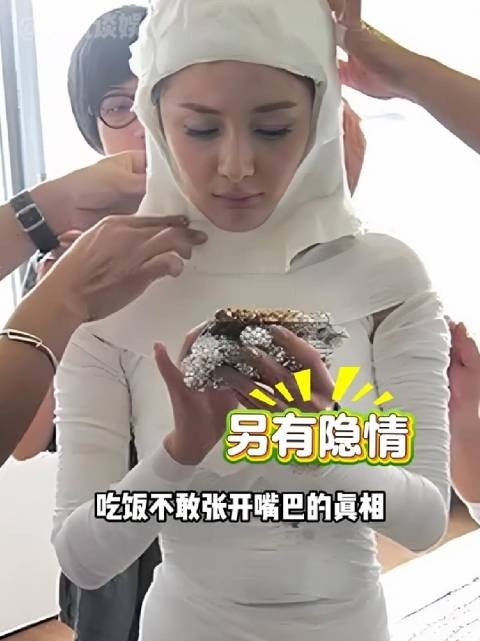 为何杨幂吃饭小心翼翼嘴巴不敢张开?