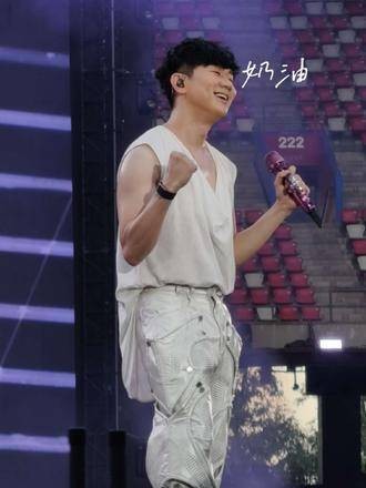 谁能料到呢，热的哥在day6竟然脱了林俊杰鸟巢演唱会 jj20