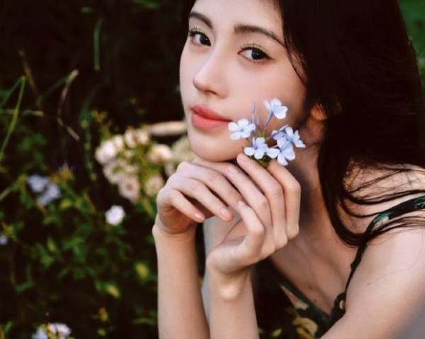 鞠婧祎穿墨绿色玫瑰长裙如画中人！吊带设计衬雪肌，清纯感溢出屏幕