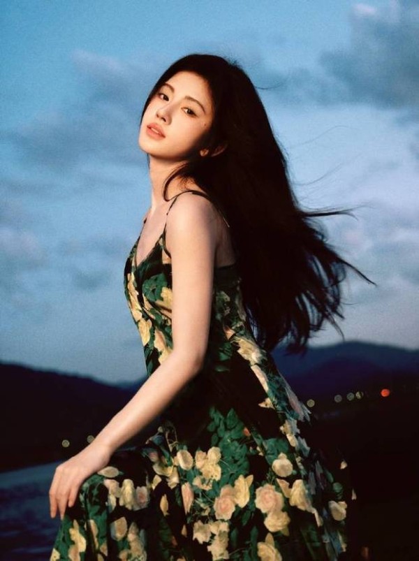 鞠婧祎发丝飞扬。