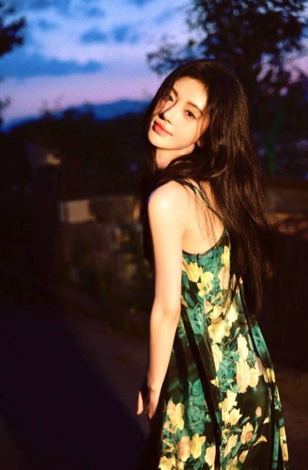 鞠婧祎美丽温柔。