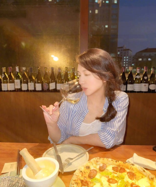 陈好小饮酌情，心情大好。