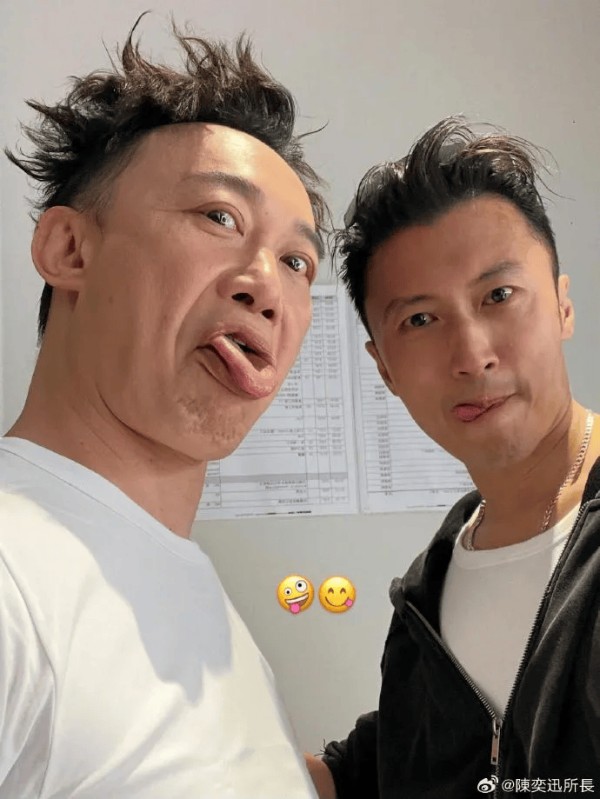 歌手陈奕迅晒出和谢霆锋的合照：两名“细路”在后台相遇