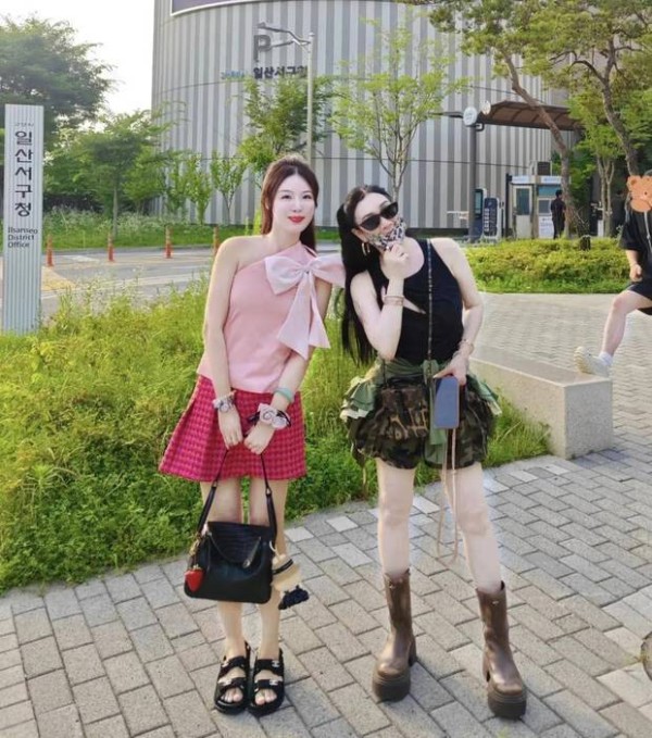 钟丽缇皮肤白皙身材好。