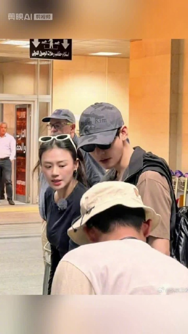 龚俊随花少团抵达埃及，卢克索神庙录制路透曝光