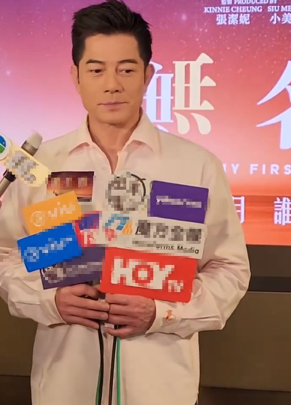 方媛带妈妈女儿外出用餐，穿修身裙孕肚凸起明显，四肢依旧纤细