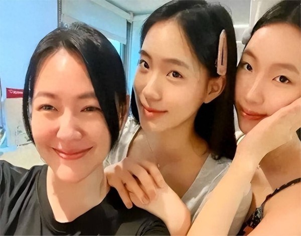小S两女儿韩国度假，穿衣成熟，大长腿吸睛，具俊晔安排好友陪同