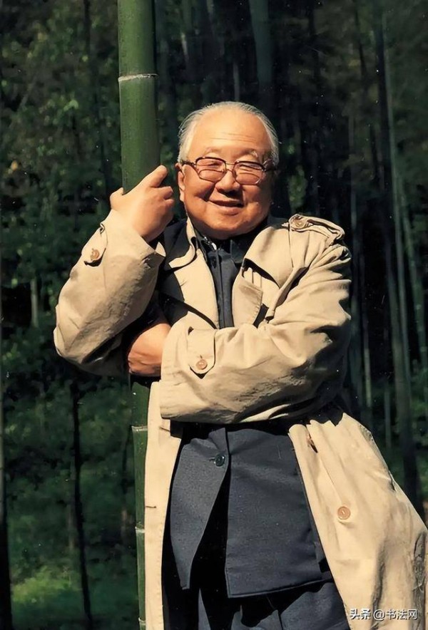 启功、郭沫若同写“荣宝斋”，两位书法家对比，谁的字更胜一筹？