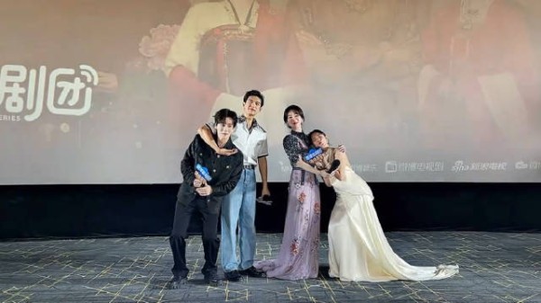 杨紫抱着张雅钦，李现抱着魏哲鸣合照，你们一家四口把日子过好，比什么都强！