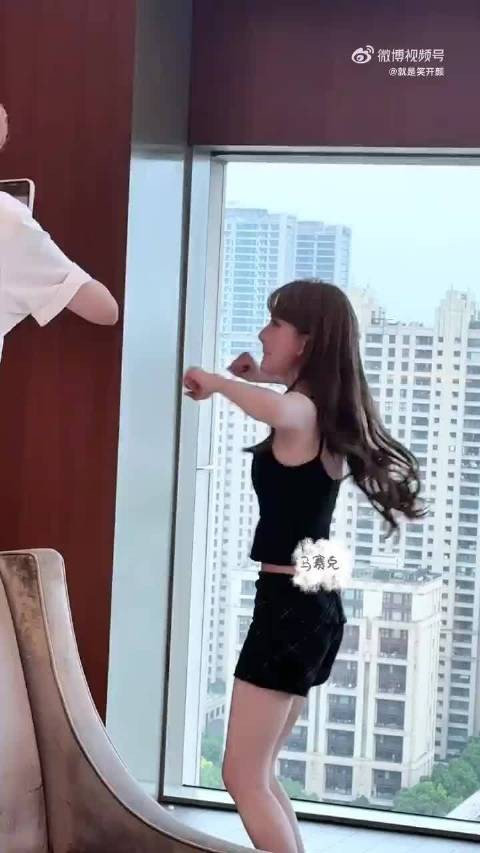 赵露思 邦邦两拳
