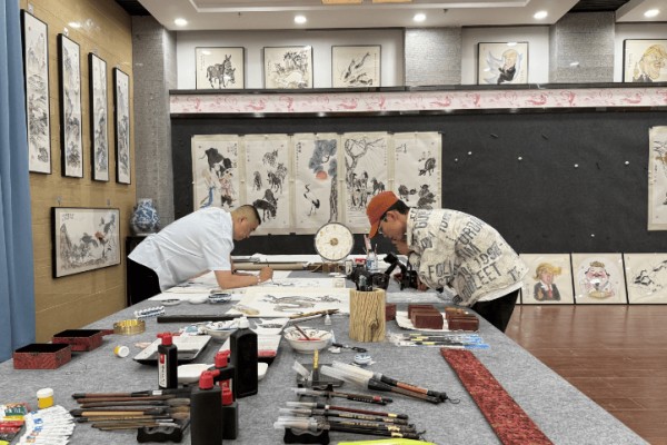 独韵天成：国家一级美术师陈升栋的案头创作时刻
