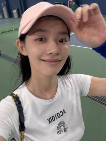 运动少女林允上线！与闺蜜周雨彤自拍状态轻松自然