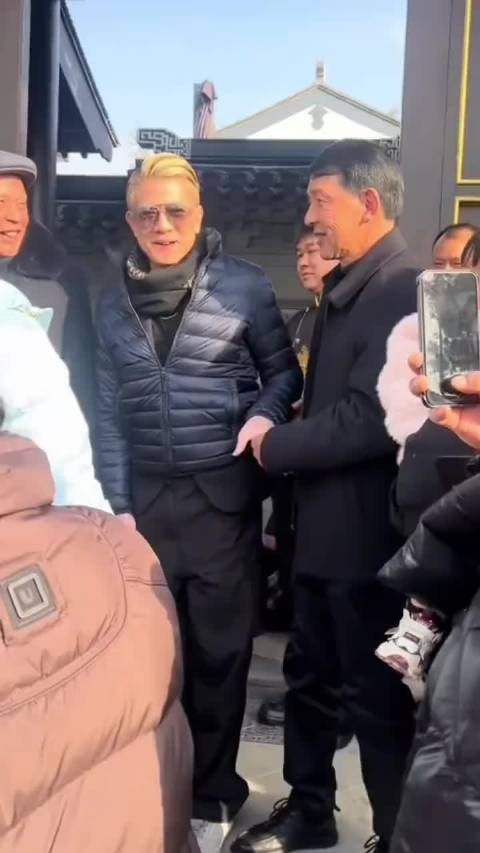 方媛挺大肚子外出逛街，郭富城打麻将无意透露三胎是儿子，输钱都开心！
