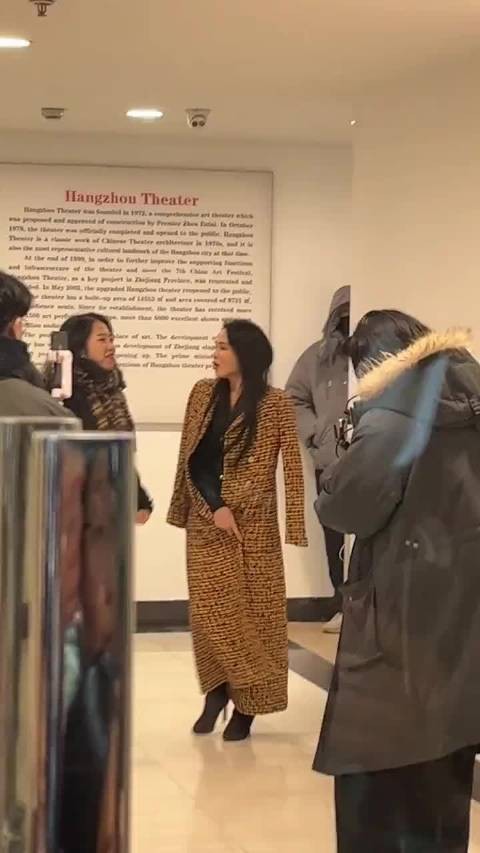 网友巴黎偶遇伊能静秦昊，拍下伊能静高清素颜，嘴唇发白像贫血！