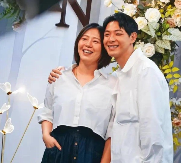 刘品言挺5个月孕肚领证，素颜拍结婚照老很多，老公希望包容孕妇