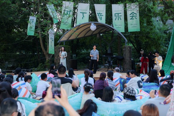 夏夜成都，赴一场“躺平音乐会”