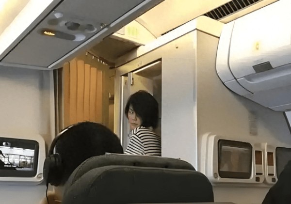 55岁王菲登机被偶遇，身材保养得非常好，腰好细，精神状态也不错