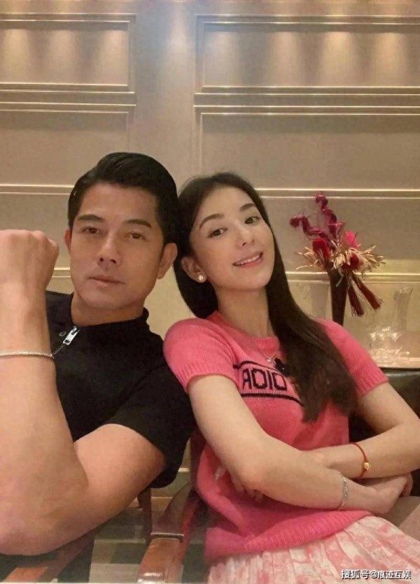 方媛挺肚逛街，郭富城打麻将无意曝三胎是儿子，输钱也乐开花！