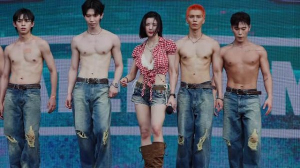 权恩妃的水上音乐节演出，她解开扣子的那一下真的是太惊艳了