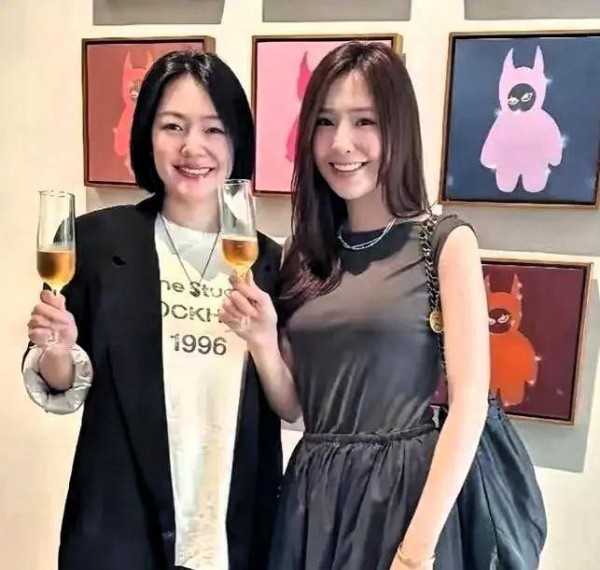网友拍到小S的大女儿办画展，老妈黄春梅也去了现场见到熟人就哭
