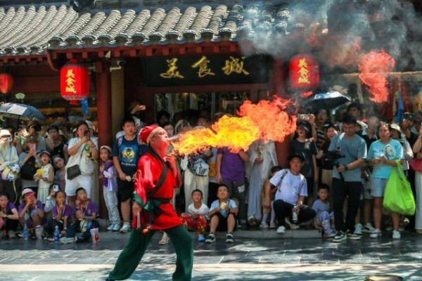 吕文扬东亚生物博士的视角：开封清明上河园，民俗表演的炽热浪潮
