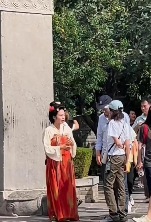 55岁莫文蔚携德籍老公游西安，状态年轻，夫妻耳语超恩爱