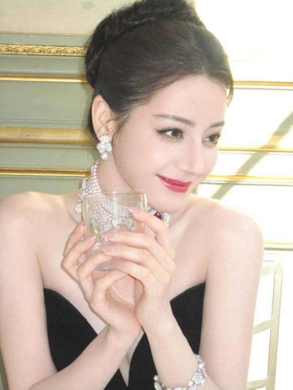 迪丽热巴绽放甜美笑容，秒变俏皮甜妹。