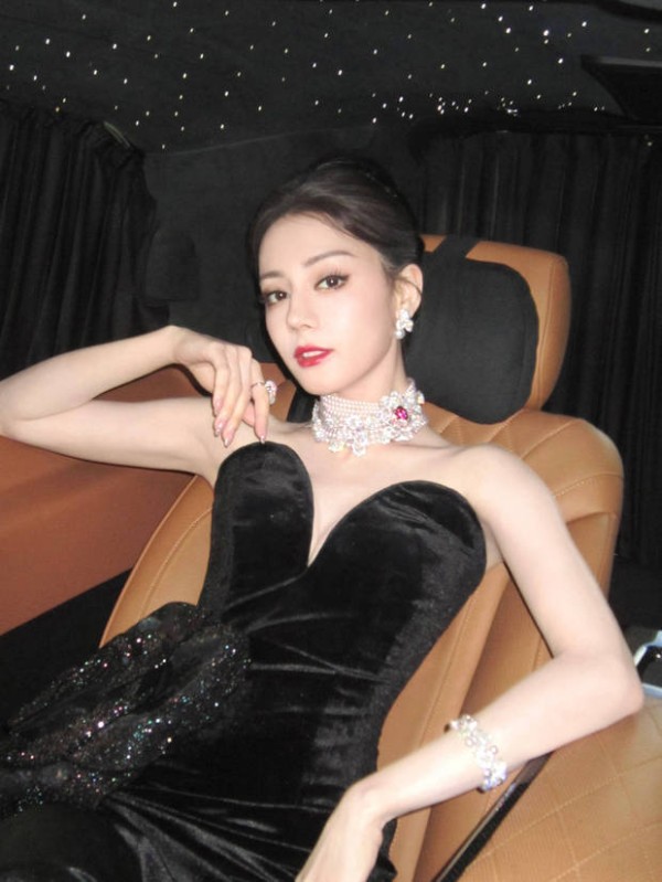 迪丽热巴气场全开，宛若黑玫瑰女王。