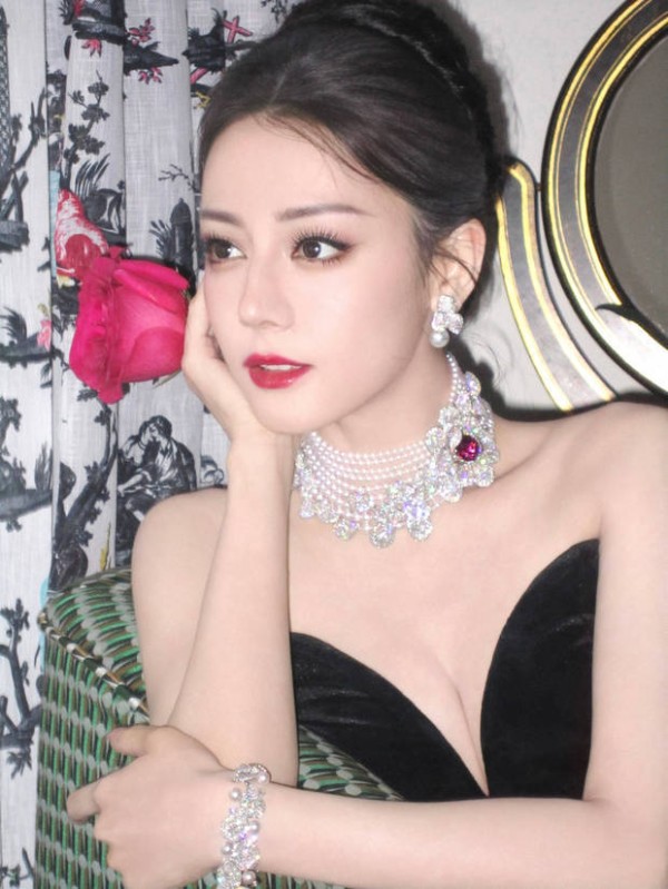 迪丽热巴美貌迷人！