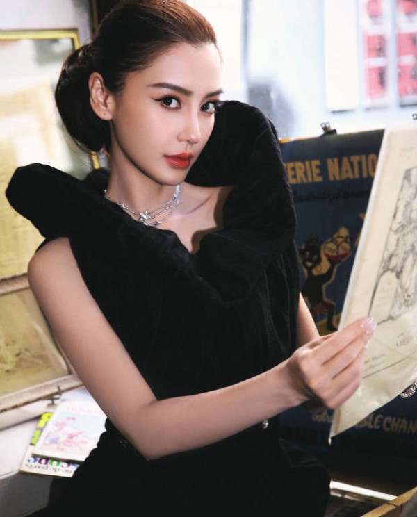 杨颖侧颜精致，美貌迷人。