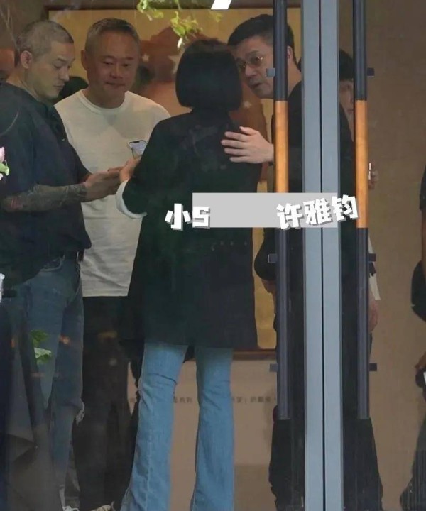 小S许雅钧女儿画展秀恩爱，S家好友悉数到场，S妈具俊晔未现身