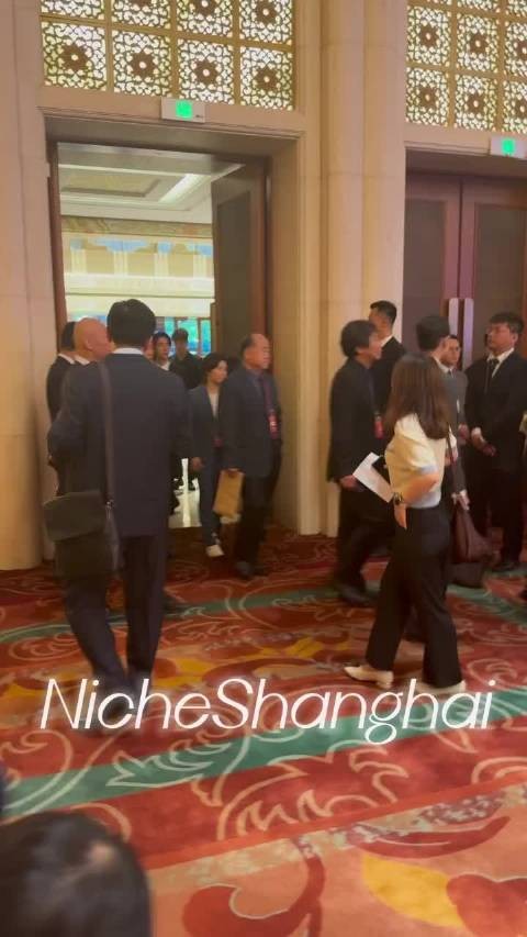 王一博现身全球文明对话会议，国外大秀后亮相