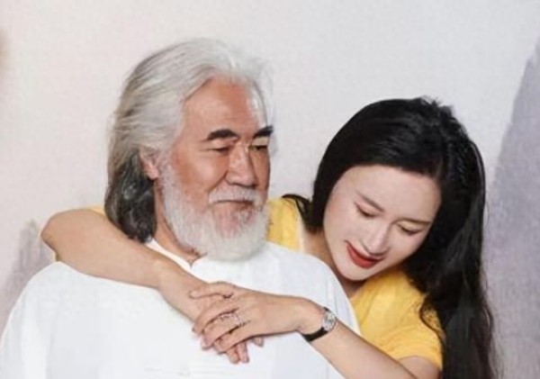 彻底不装了！杜星霖怒骂73岁张纪中，体力不行脾气大 约会一身臭汗