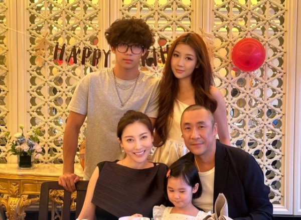 章子怡大侄女迎19岁生日，哥嫂全家出镜庆祝，4岁小侄女好像姑姑