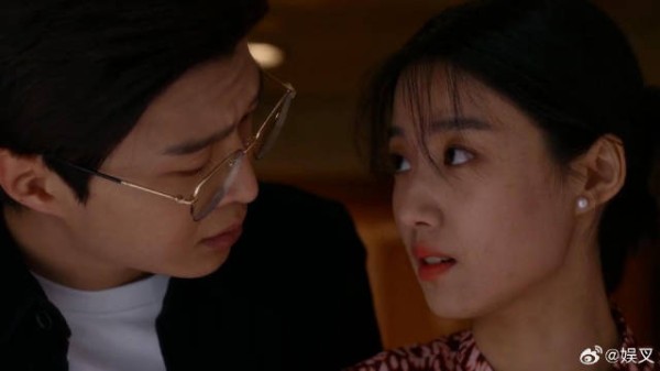 图南主动抱着女朋友的腰，栋哲没眼力见打断
