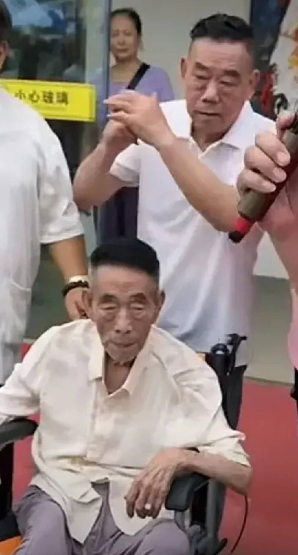 杨少华离世，晚年生活引关注，杨义被指“大孝子”