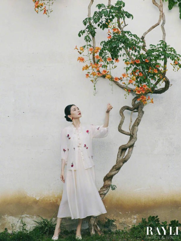 江疏影登杂志穿中式绣花裙，东方韵味尽显其中