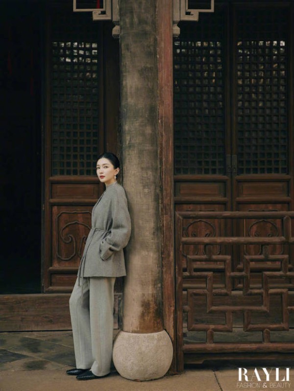 江疏影穿灰色大衣。