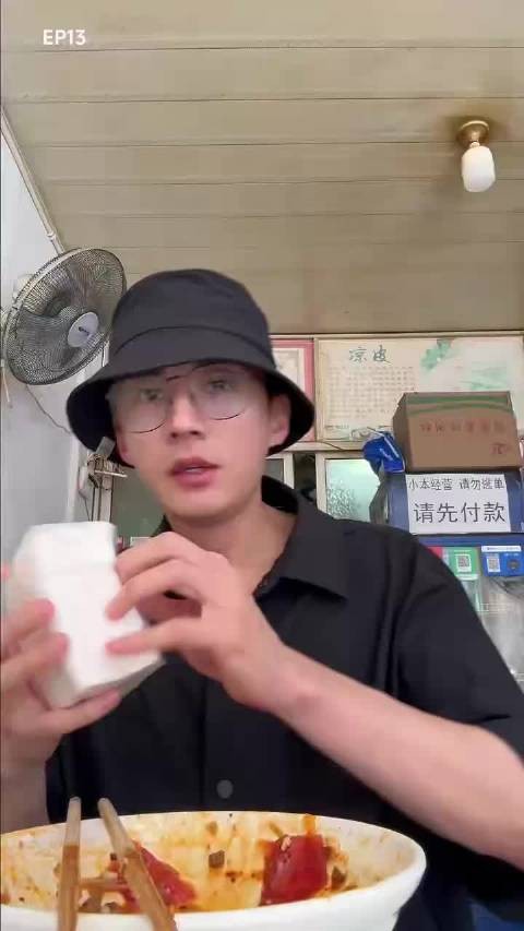 刘学义为小歪准备了双鞋子，看得出他对宠物的爱护和细心