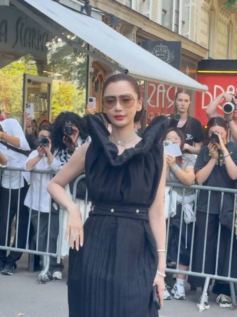Angelababy黑裙盘发造型亮相时装周