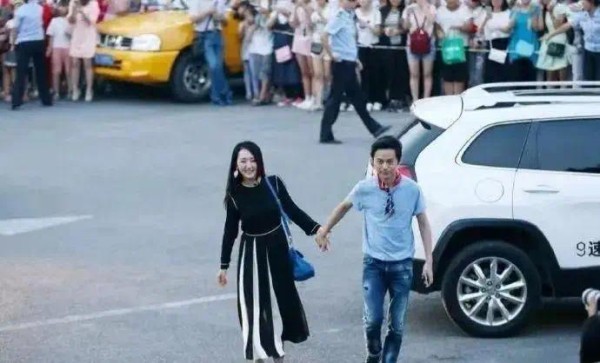 何炅与杨钰莹牵手现身街头，他们真的太不容易了！