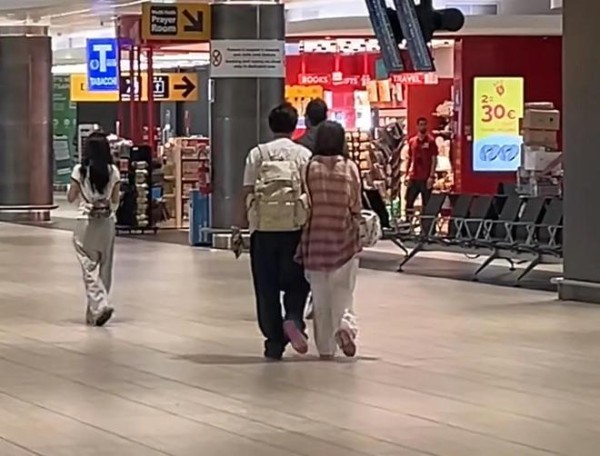 王思聪罗马机场被拍！自己背包牵女友，这回是真爱还是新剧本？