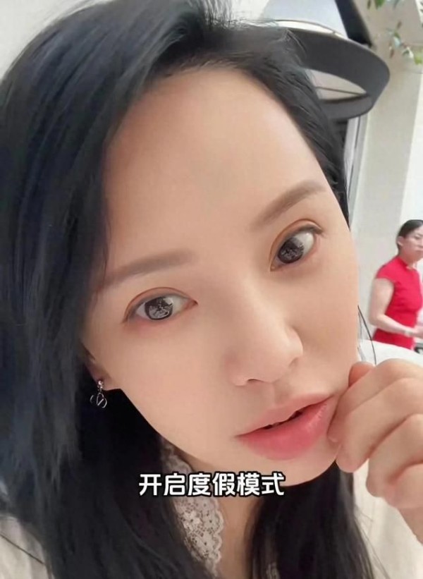 伊能静暑假带娃，秦昊让9岁女儿骑脖子上，米粒腿型细长底子真好