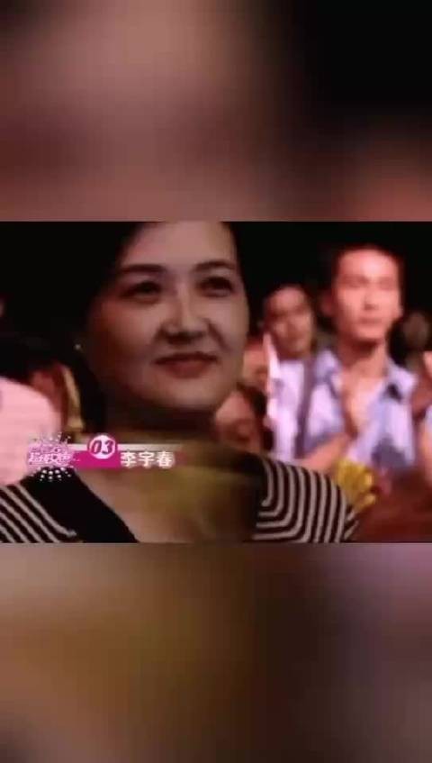 李宇春妈妈将女儿路边立牌带回家