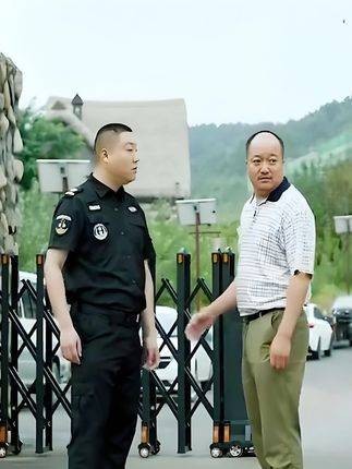 男子试图用钞票收买保安来彰显自己的阔气，结果却遭到冷遇！