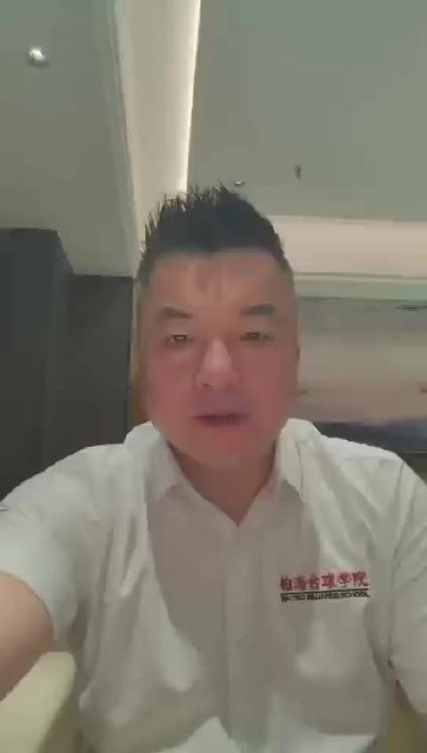 台球裁判长王柏涛为执裁争议道歉，承认与吴镇宇关系密切
